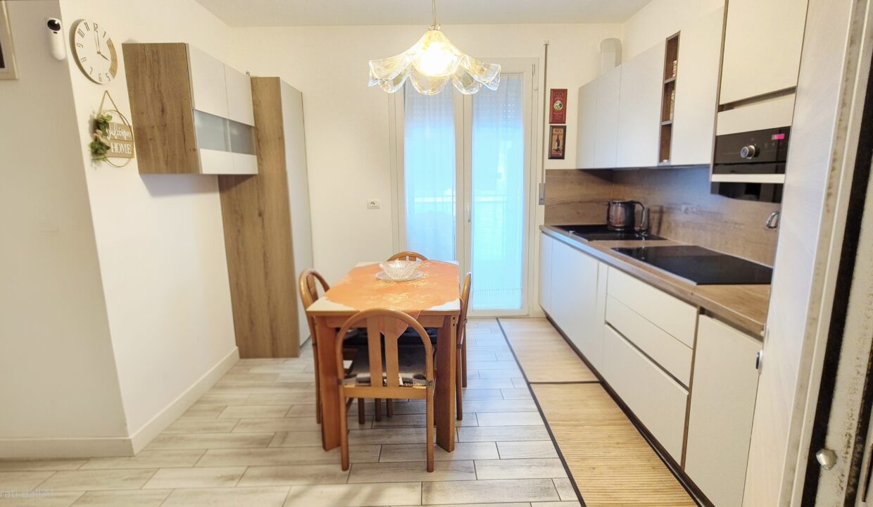 Cucina con tavolo in legno